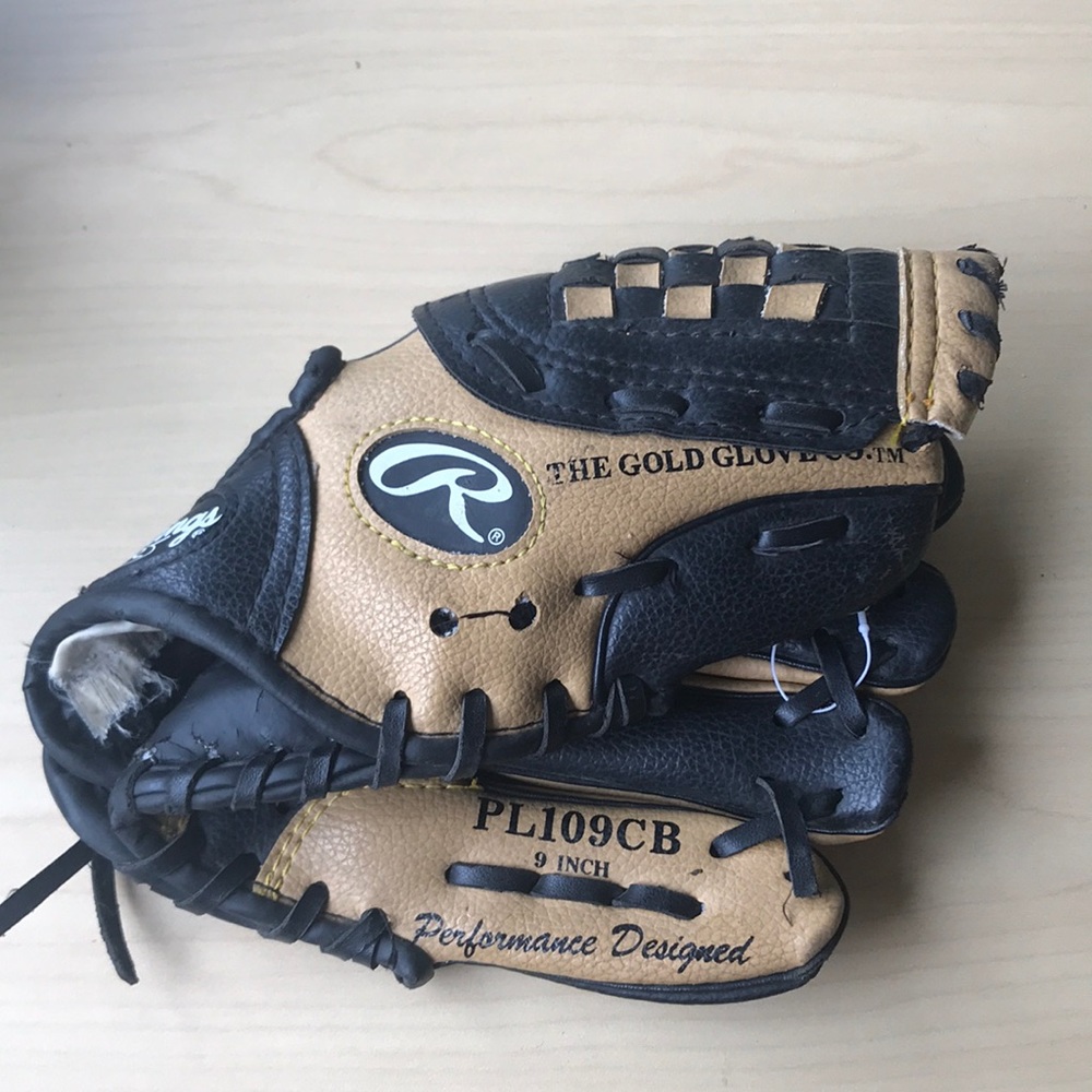 Rawlings baseball glove. Size is 9 inch